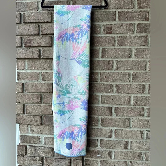 Yogitoes Skidless Yoga Towel / Beautiful Pattern / used once! - Picture 1 of 7